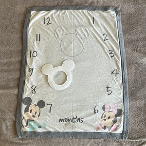 Disney baby Mickey and Minnie Mouse. Milestone blanket with Mickey Mouse.